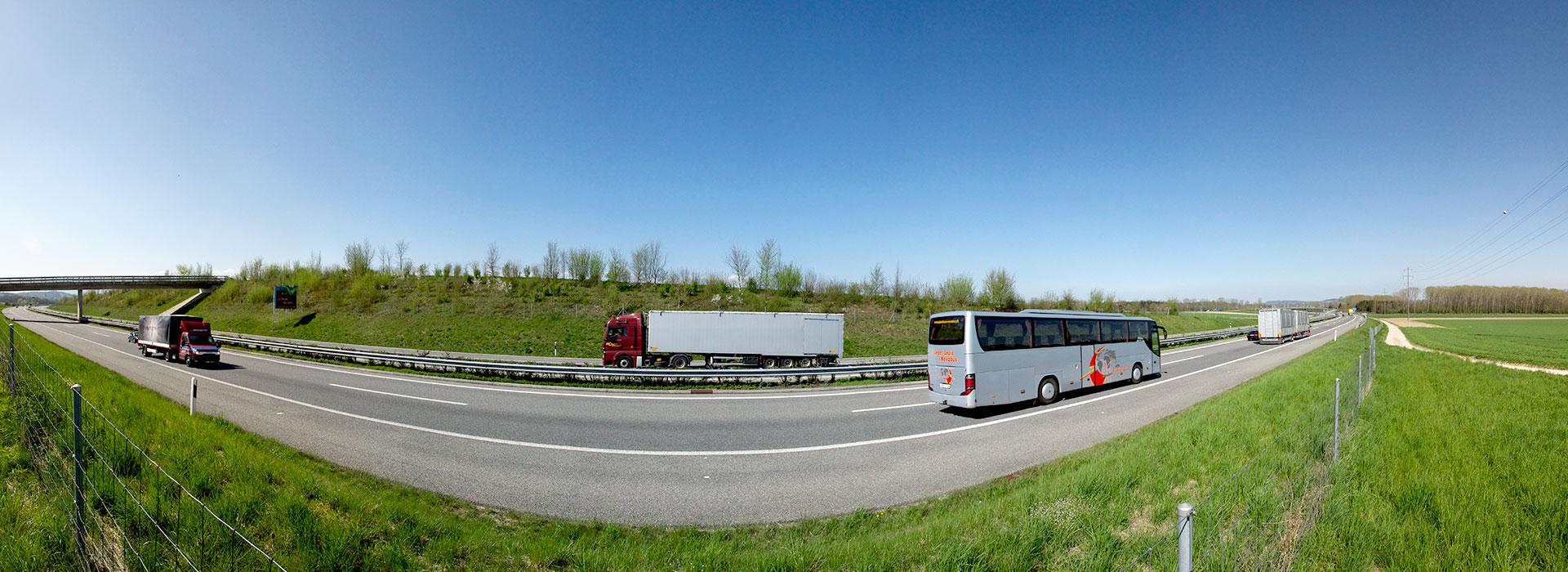 Bus und LKW auf Autobahn